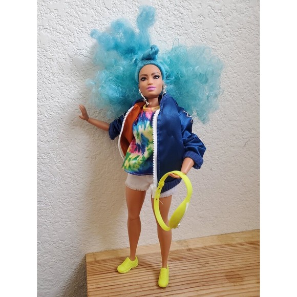Barbie Extra Doll #4 Curvy Curly Blue Hair Girl Power Earrings Fanny Pack Jacket - Picture 15 of 15